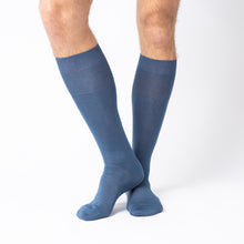 Load image into Gallery viewer, CALZA LUNGA IN FILO DI SCOZIA IN MAGLIA RASATA RIMAGLIATA A MANO