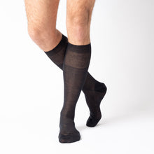 Load image into Gallery viewer, CALZA LUNGA IN MAGLIA RASATA E POLSINO INGLESE IN PURA LANA MERINOS RIMAGLIATA A MANO